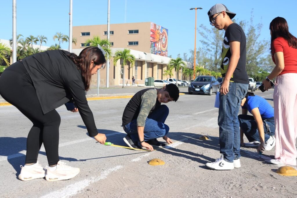 Con visión humanista estudiantes de la UAT transforman cruces peatonales