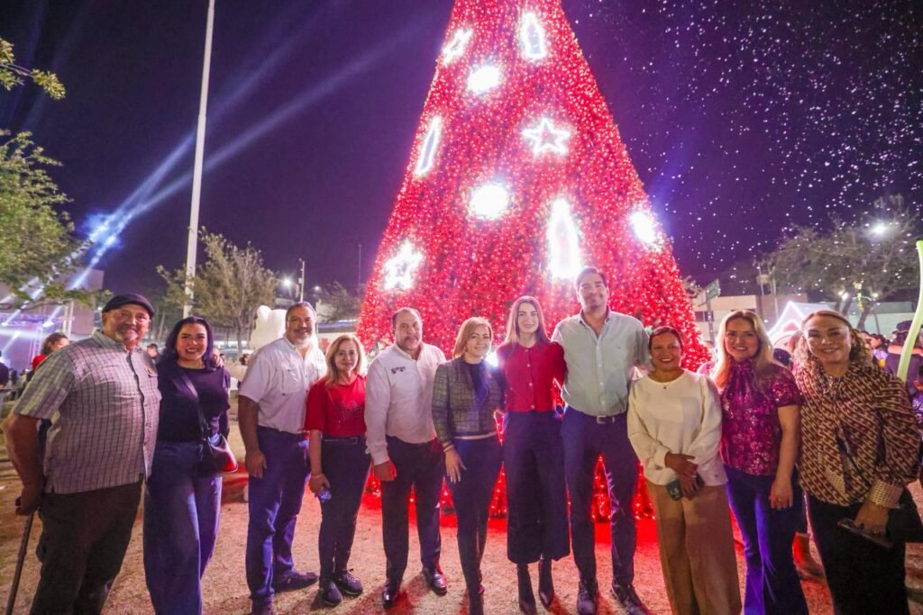 Encendieron Carlos y Alejandra, Pino de Navidad en la Plaza de la República
