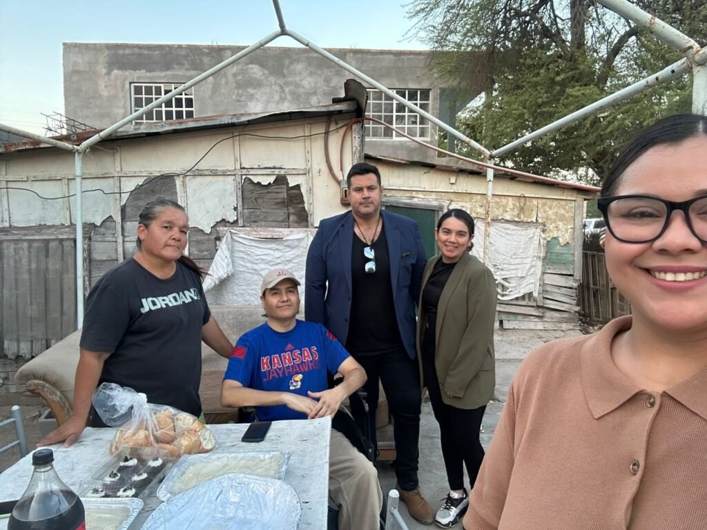 Por sexto año consecutivo llevó Mauricio De Alejandro cenas navideñas a familias humildes