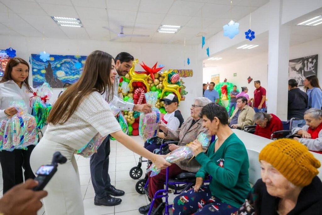 Compartió Carlos Peña Ortiz un mensaje y regalos a adultos mayores de Casa Hogar