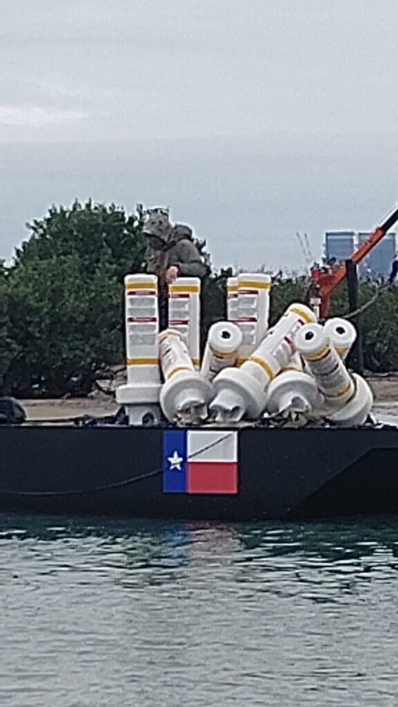 Documentan colocación de boyas en medio del río Bravo