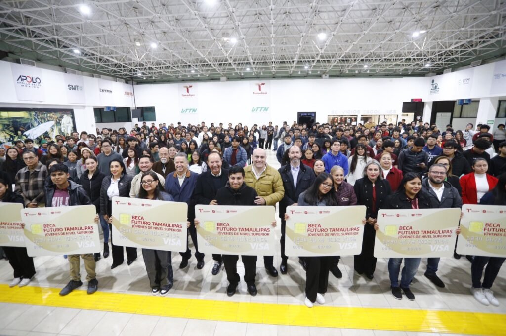 Reciben alumnos de la UTTN Beca Futuro Tamaulipas