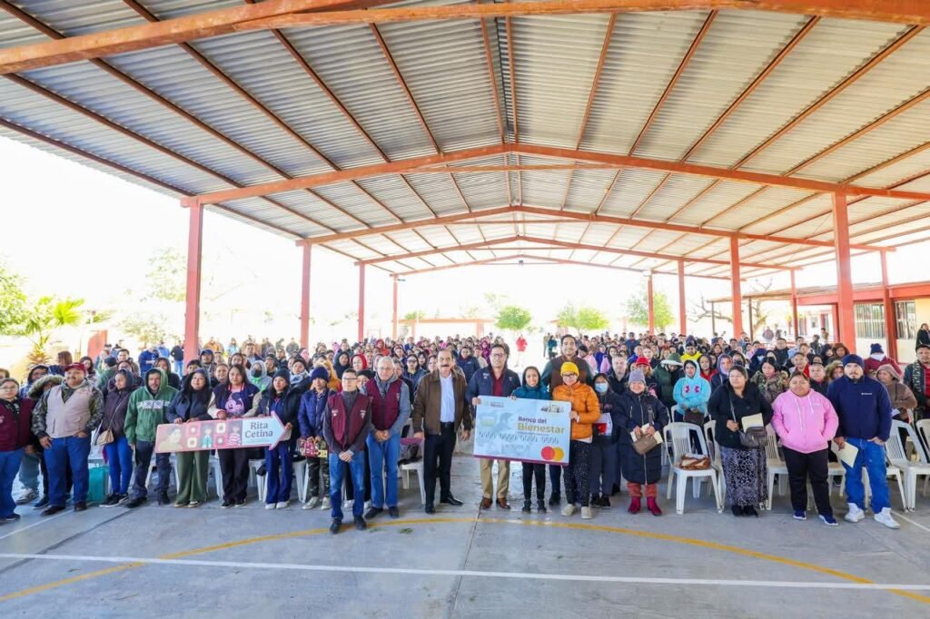 Entregó Carlos Peña Ortiz tarjetas de becas Rita Cetina en la secundaria técnica # 73