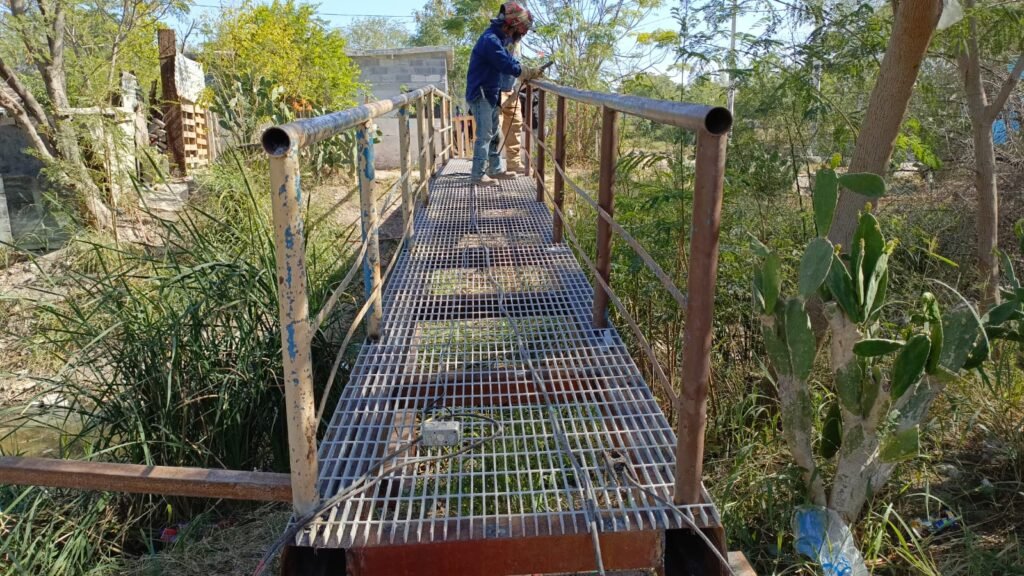 Instala Gobierno de Reynosa nuevo puente peatonal en Nuevo Amanecer
