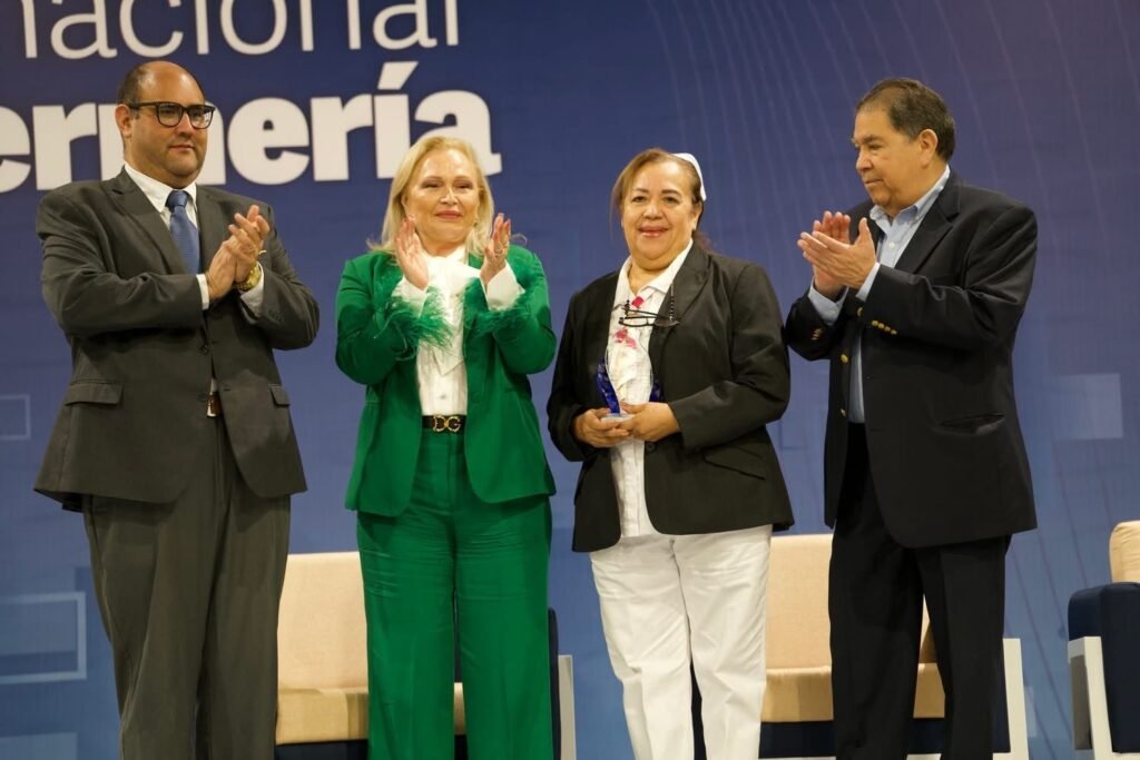 Rindió UT reconocimiento a destacada enfermera