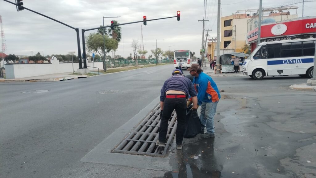 Realizaron cuadrillas municipales mantenimiento de pluviales en Reynosa