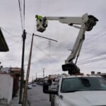 Recupera Gobierno de Reynosa postes del alumbrado público derribados por ventarrón