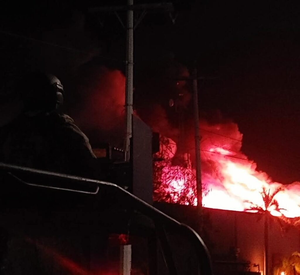 Mueren tres bomberos durante incendio en maquiladora de Matamoros