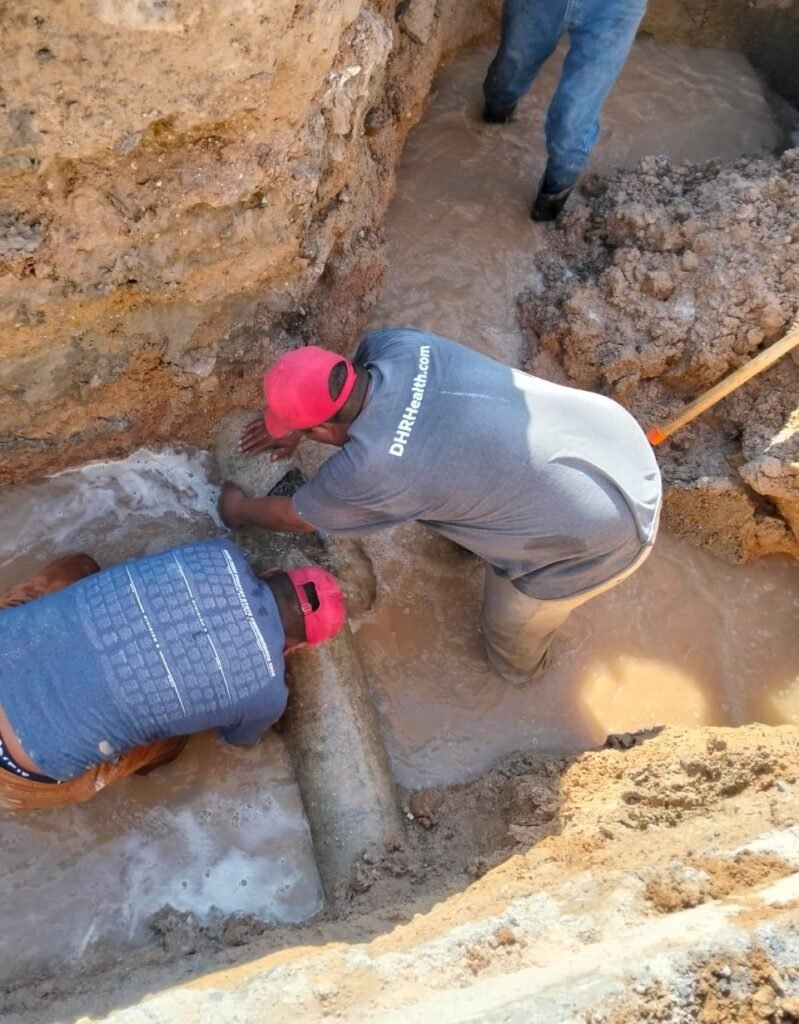 Reparó COMAPA fuga de agua potable en colonia Villas de Imaq