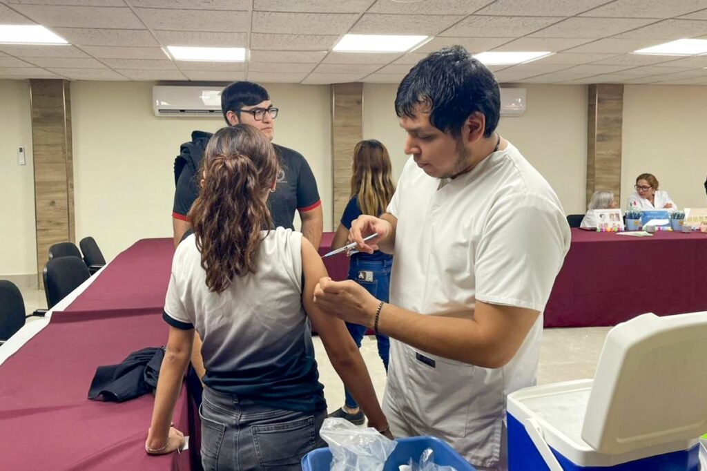 Colabora la UAT con el Sector Salud en jornadas de vacunación