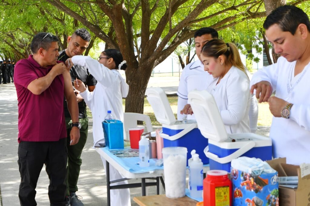 SSPT e ISSSTE realizan campaña de vacunación en Complejo Estatal de Seguridad Pública