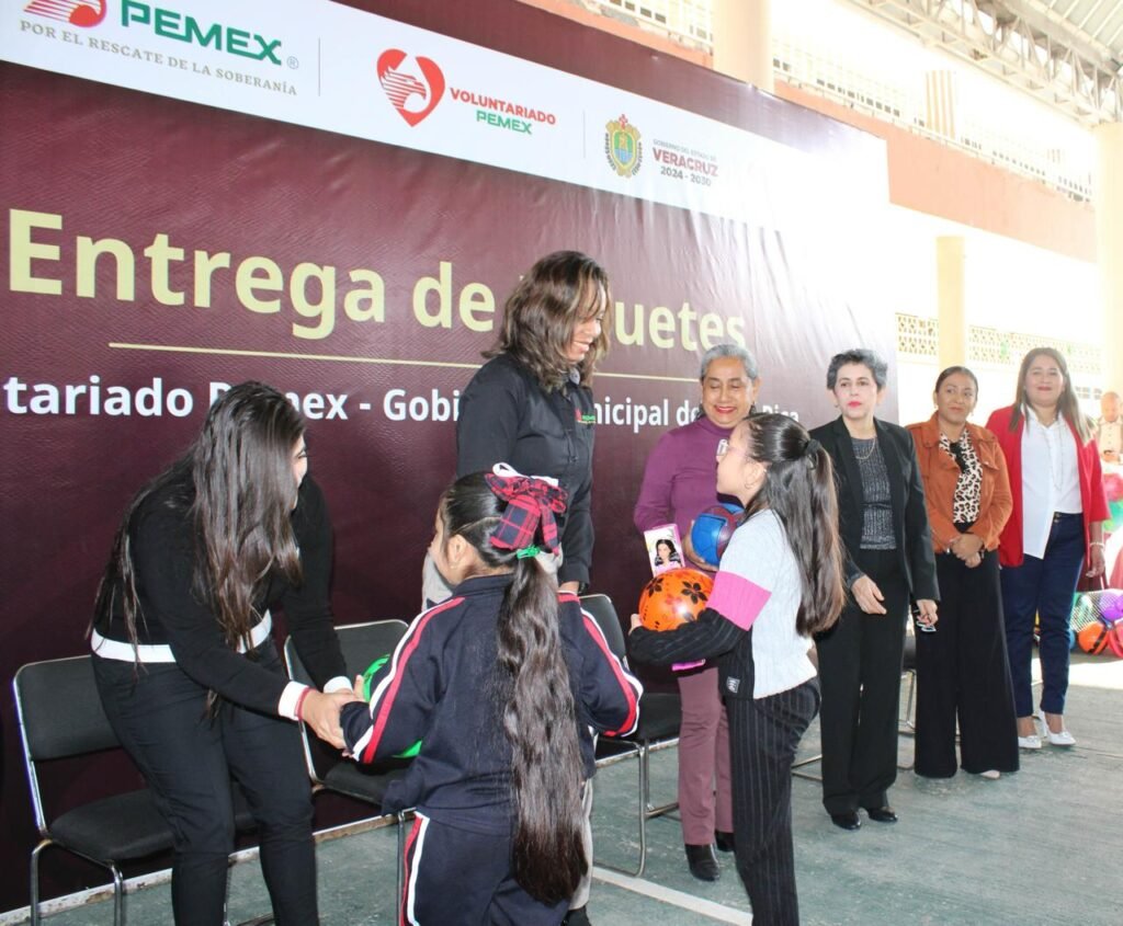 Entrega Voluntariado de Pemex juguetes a niñas y niños de escuelas primarias de Poza Rica