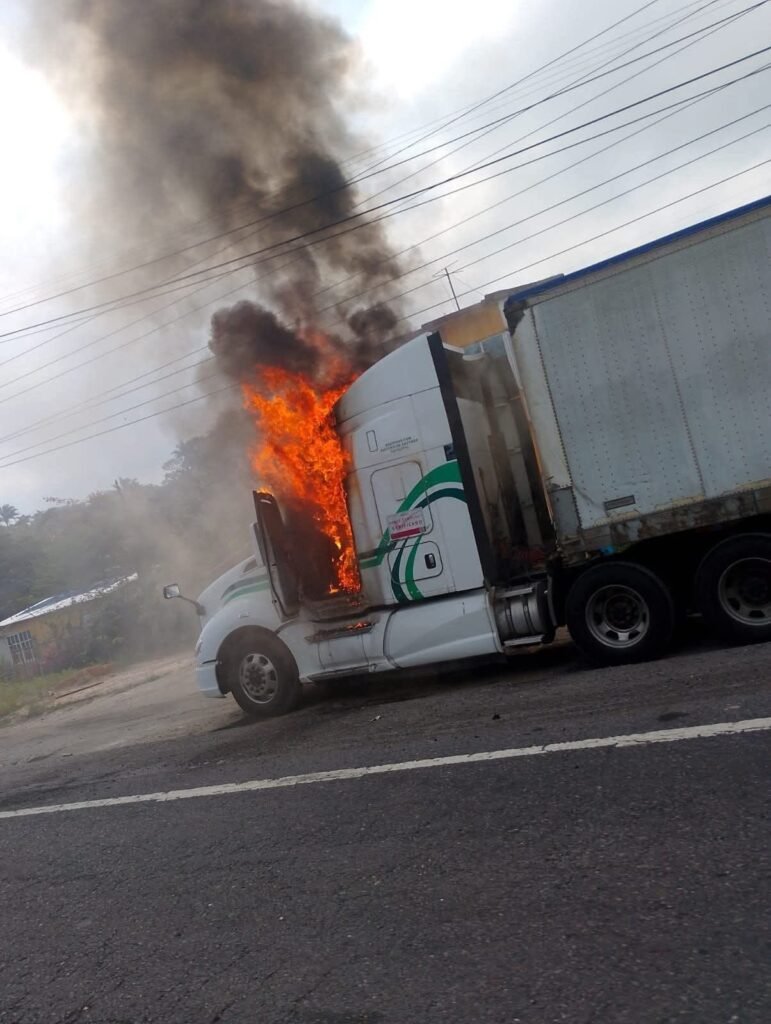 TRANSPORTISTAS AL BORDE DEL COLAPSO: AMOTAC LLAMA A PARO NACIONAL TRAS JORNADA DE ATAQUES
