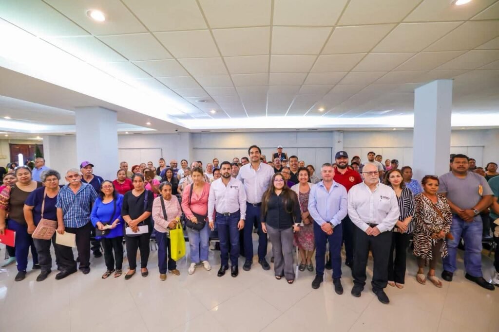 Comparte Carlos Peña Ortiz con comerciantes ambulantes el programa Subsidio del Agua