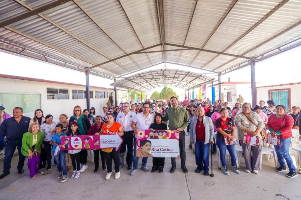 Entregó Carlos Peña Ortiz Becas Rita Cetina para estudiantes de primaria