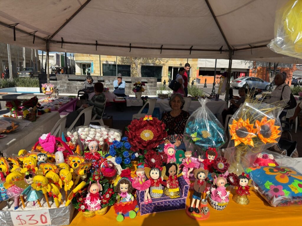 Promueve DIF-Reynosa participación de adultos mayores con venta de manualidades