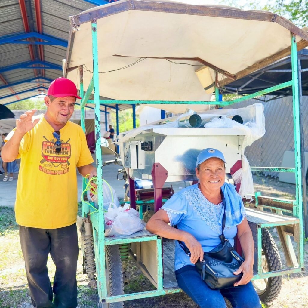 Entrega SEBIEN estufas y tinacos en Xicoténcatl