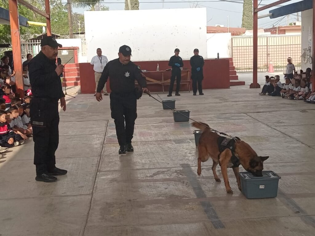 Acerca Guardia Estatal a “Max”, perro especializado, a comunidad escolar