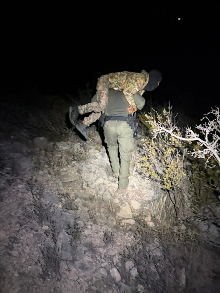Coyotes abandonaron a migrantes en el desierto; dos mexicanos pidieron auxilio al 911 en Texas