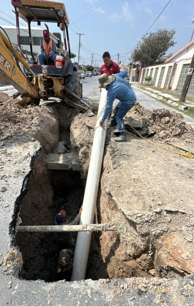Trabaja COMAPA en interconexión de línea sanitaria en la colonia La Presa