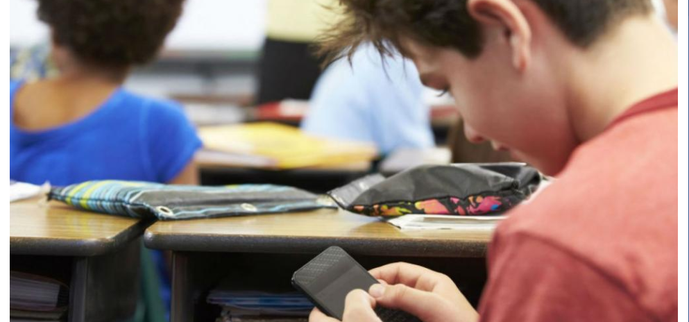 Evalúan autoridades educativas limitar el uso del celular en las escuelas