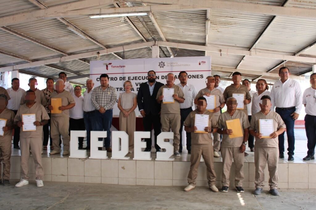 Transforma educación vidas en CEDES Victoria: entregan 52 certificados a PPLs