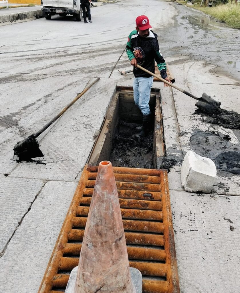 Da mantenimiento COMAPA a pluviales en Módulo 2000 Rancho Grande
