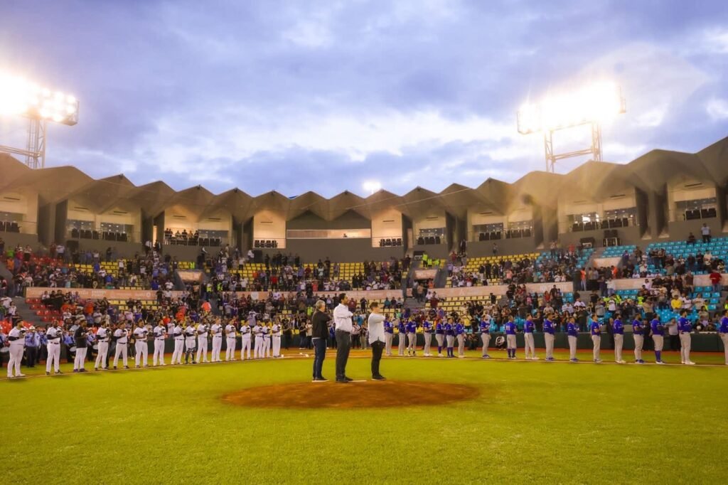 Lanzó Carlos Peña Ortiz la primera bola en el parque López Mateos
