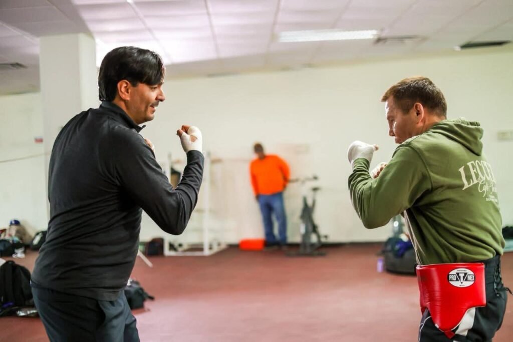 Carlos Peña Ortiz se puso lo guantes con el campeón mundial Julio César Chávez