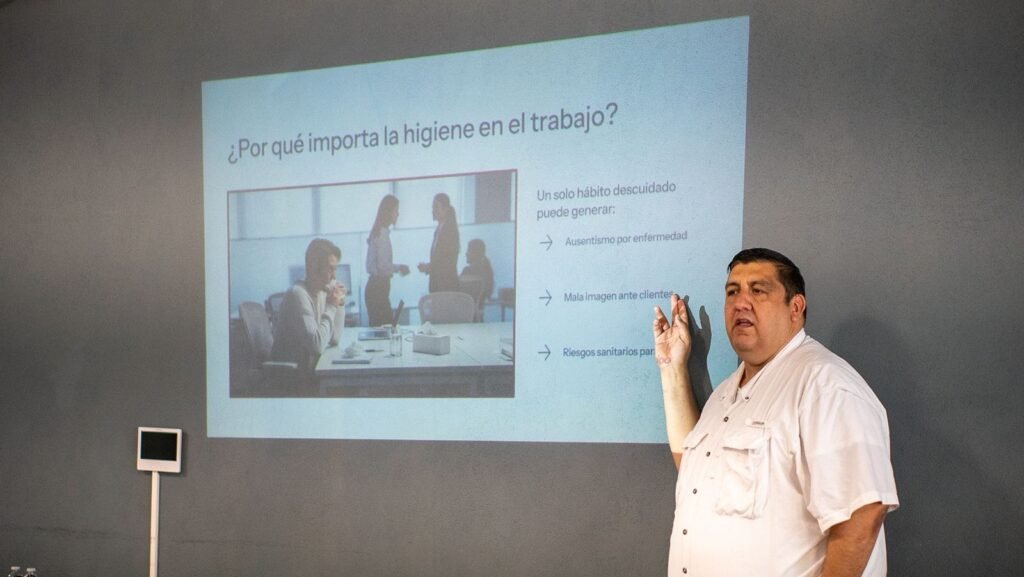 Capacitan a personal en higiene para prevenir riesgos sanitarios en centros de trabajo
