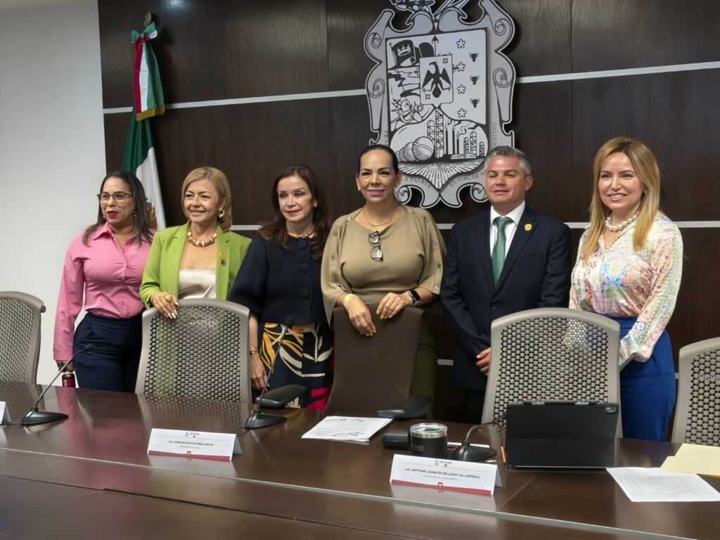 Unos se van, otros regresan al Cabildo