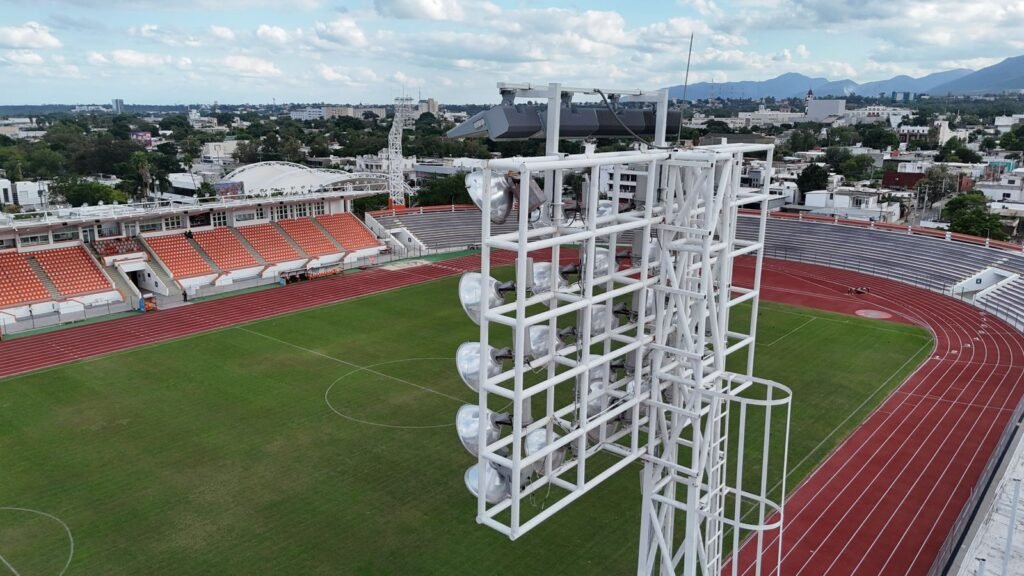 Actualiza Gobierno del Estado sistema de alumbrado del estadio “Marte R. Gómez”