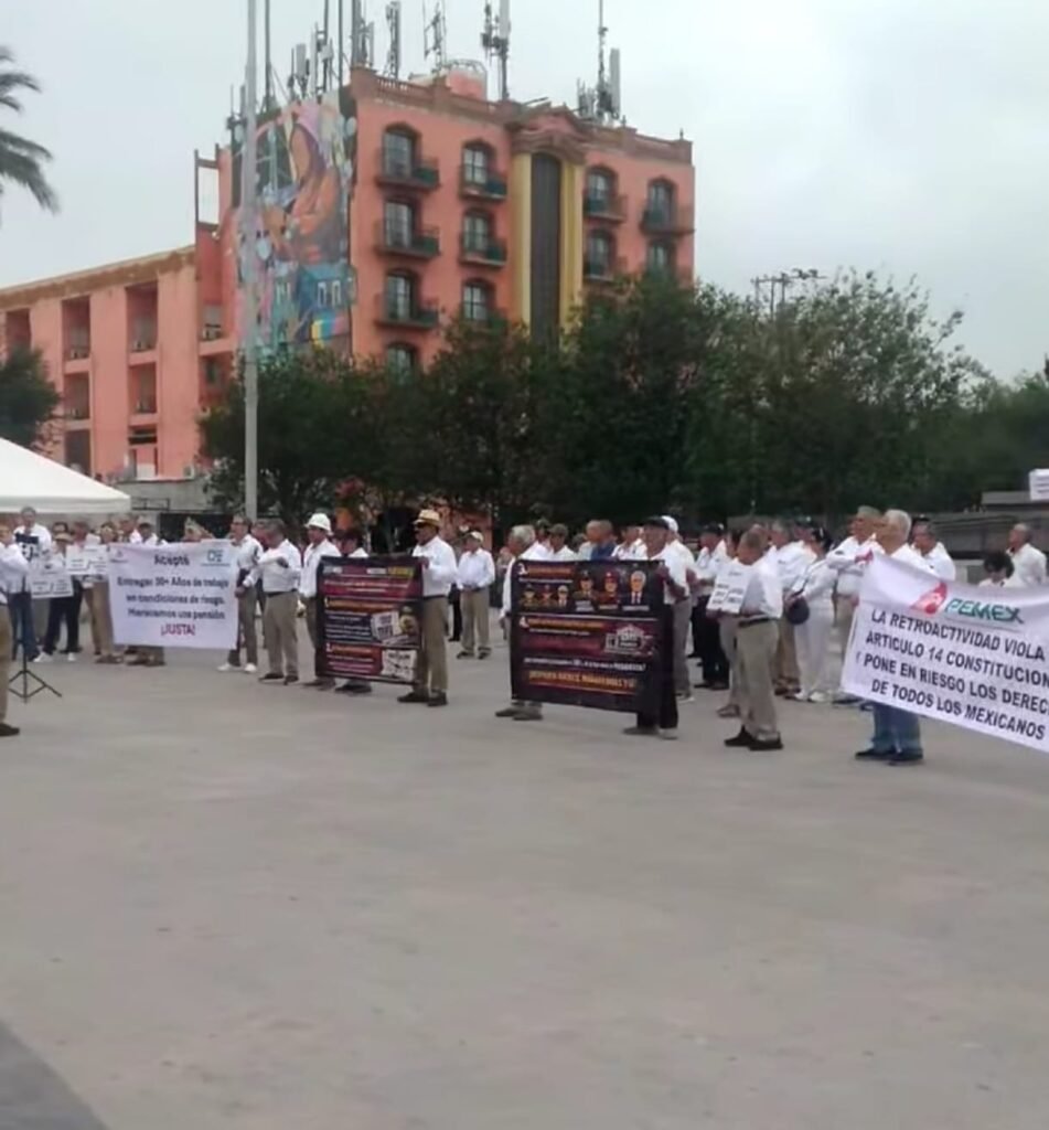 Protestan trabajadores jubilados de la CFE por disminución de sus percepciones