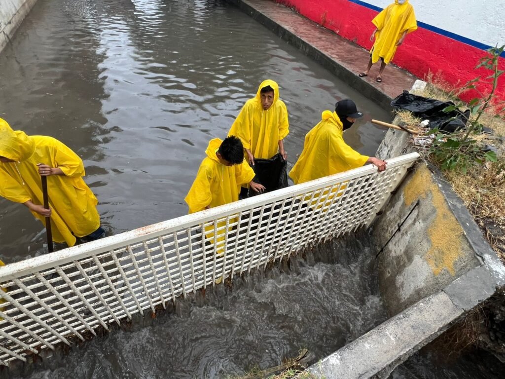 Trabaja Gobierno de Carlos Peña Ortiz en desagüe y limpieza de colonias