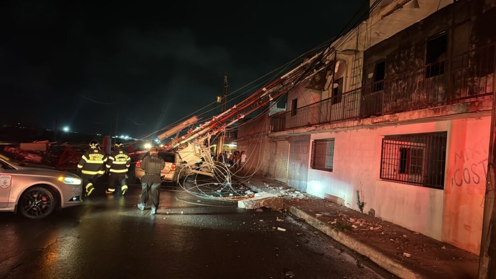 Colapsó antena de radiocomunicación por fuertes vientos