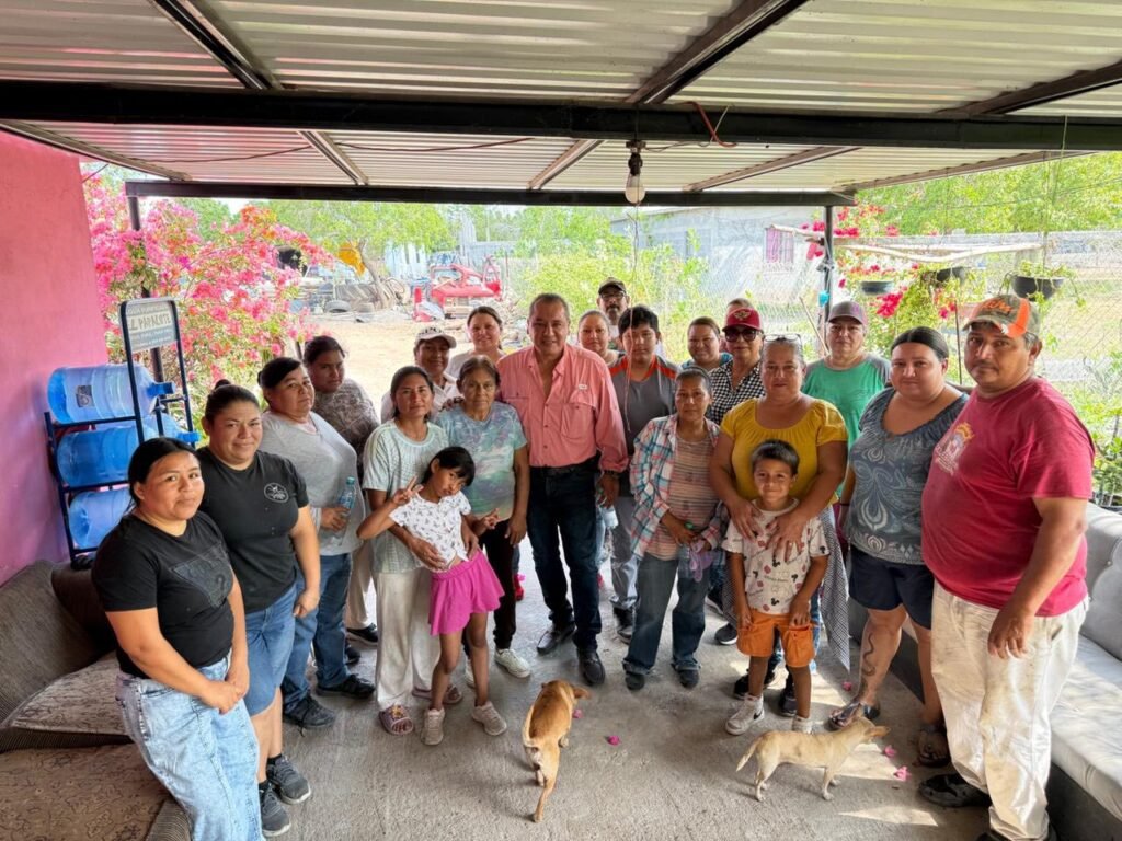 Participan familias del área rural en labores de limpieza