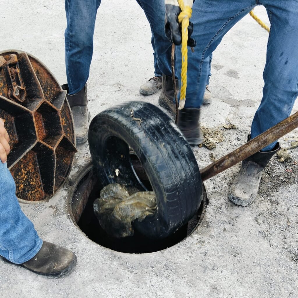 Realizó COMAPA limpieza de pozos sanitarios en Puerta del Sol