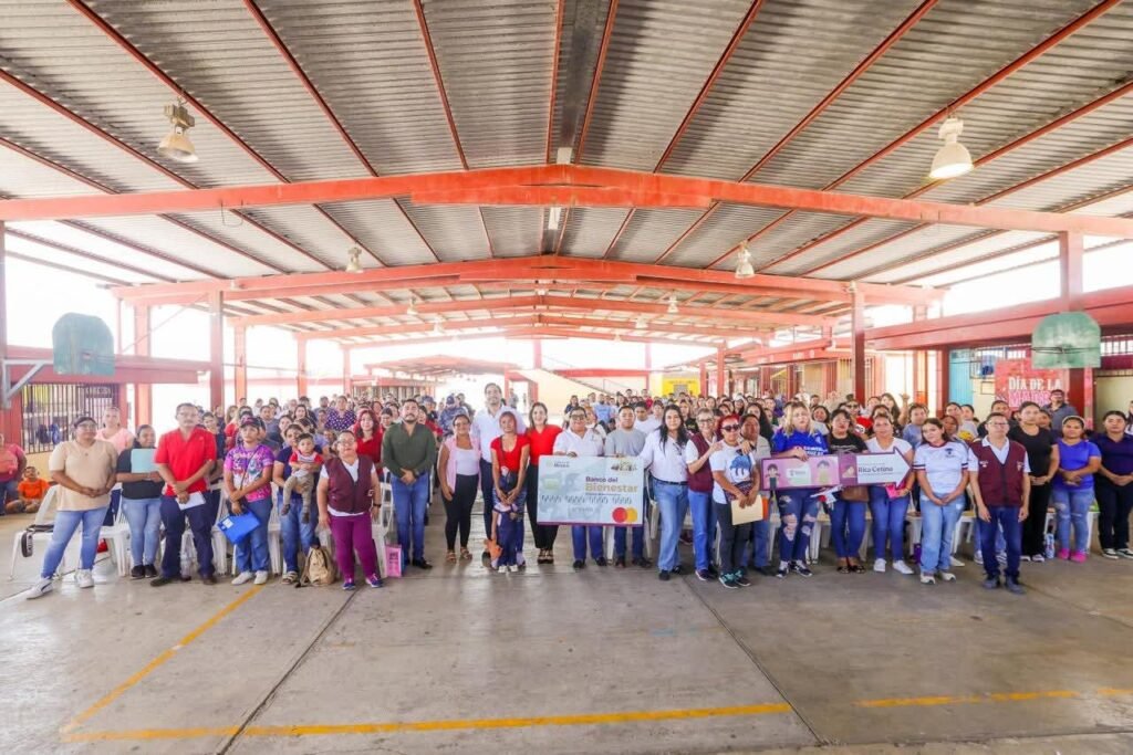 Entregó Carlos Peña Ortiz Becas Rita Cetina en primaria de Jarachina Sur