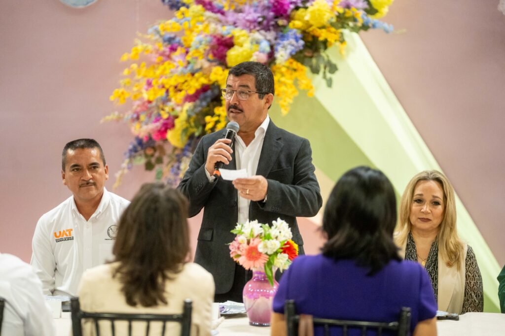 Dámaso Anaya reconoce la labor de las madres trabajadoras de la UATPor Jesús Rivera