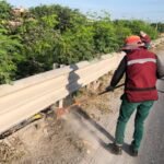 Instalación y mantenimiento de defensas metálicas para seguridad de automovilistas