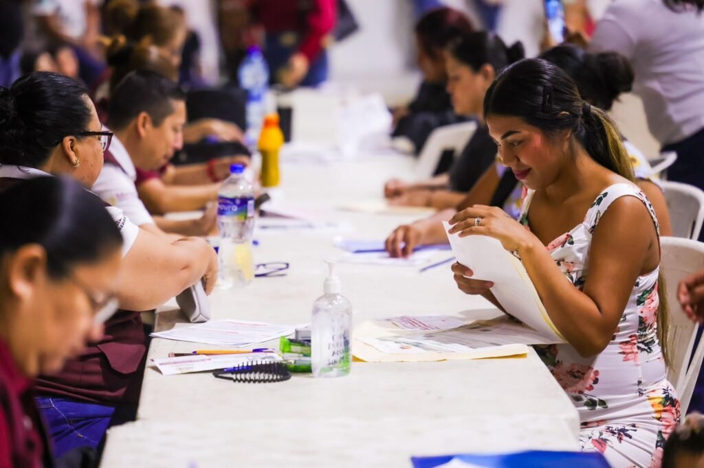 Recibieron padres de familia Tarjetas de Becas Rita Cetina en el Auditorio Municipal
