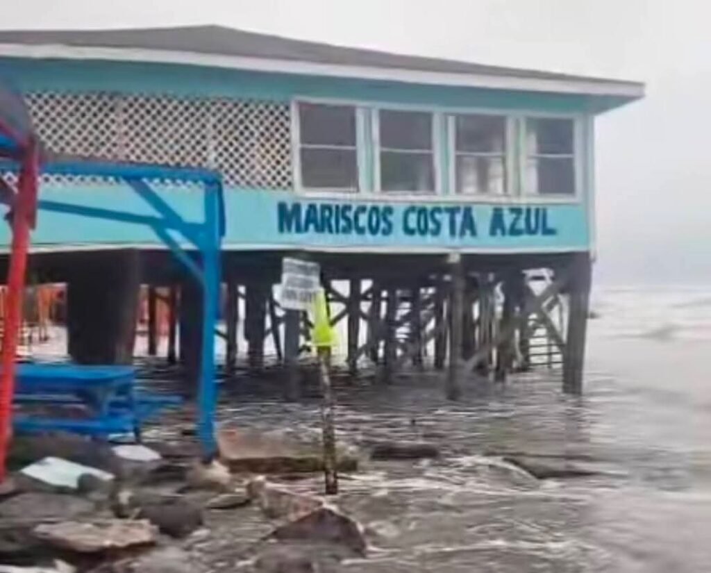 El mar se puso bravo: Colapsó restaurante en Playa Bagdad