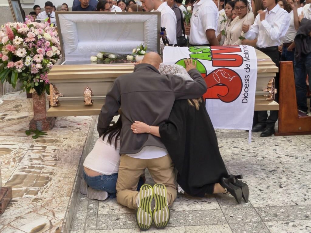 Despiden a Camila entre reclamos de justicia