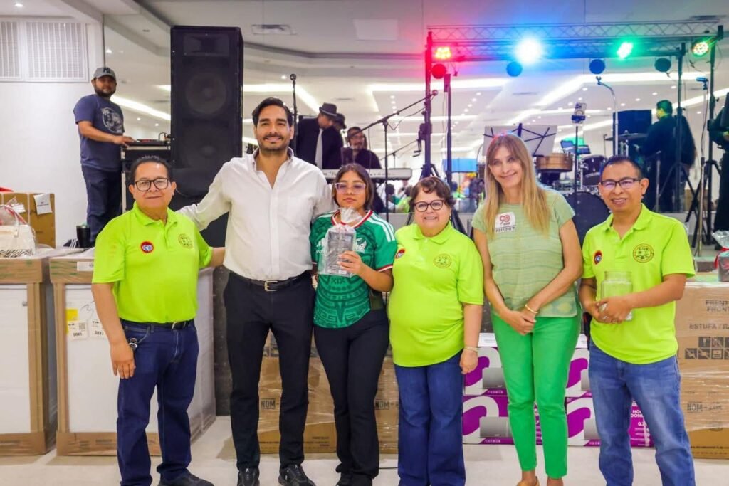 Felicitó Carlos Peña Ortiz a trabajadores en su convivio del Día del Trabajo