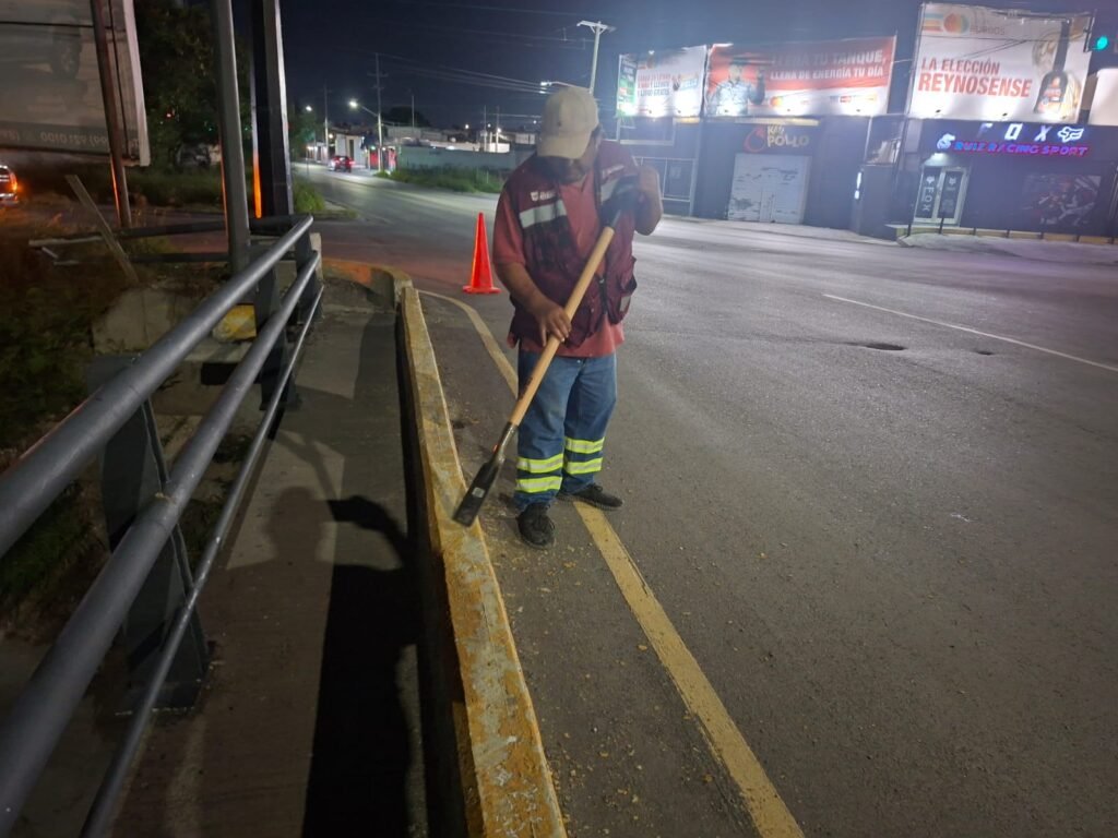 Avanza manteniendo urbano de Reynosa mediante trabajo nocturno del Municipio