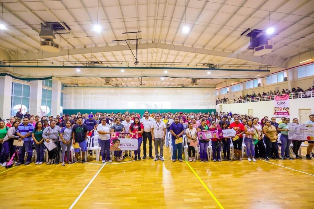 Festejaron Gobierno Municipal y padres de familia entrega de tarjetas de Becas