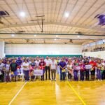 Festejaron Gobierno Municipal y padres de familia entrega de tarjetas de Becas