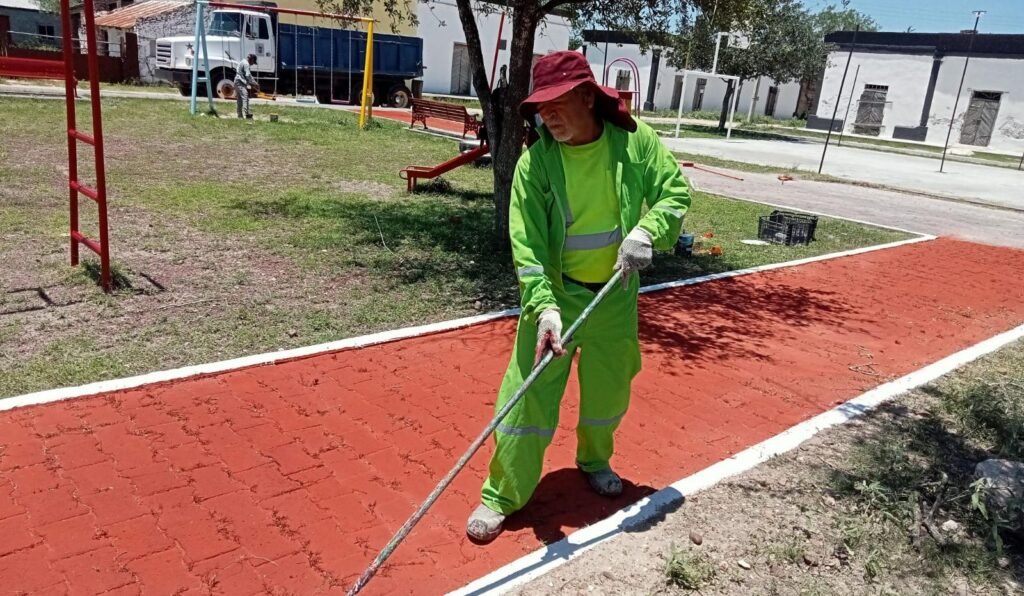 Devuelve Carlos Peña Ortiz vida y color a la plaza de Congregación Garza con trabajo de rehabilitación