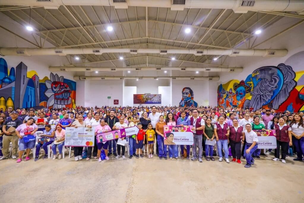 Encabezó Carlos Peña Ortiz entrega de Tarjetas con Nadia Ochoa Coordinadora Estatal de Becas Rita Cetina