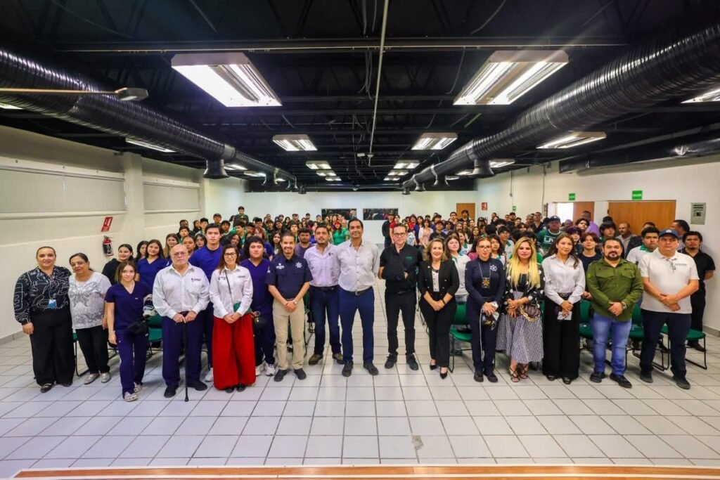 Dialogó Carlos Peña Ortiz con estudiantes de la Universidad Valle del Bravo con “Acción y Conciencia”